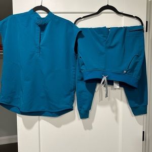 Figs pacific blue; pants zamora in small reg, top rafaela in xs.